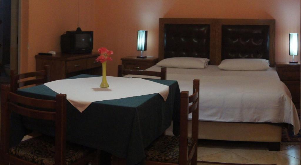 Bristol Hotel Tiranë Phòng bức ảnh