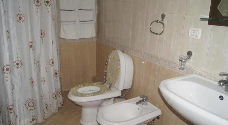 Bristol Hotel Tiranë Ngoại thất bức ảnh